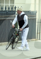 PEOPLE - Guy Ritchie und Rocco mit dem Velo in London unterwegs