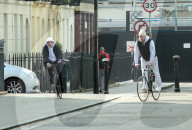 PEOPLE - Guy Ritchie und Rocco mit dem Velo in London unterwegs