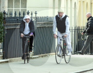 PEOPLE - Guy Ritchie und Rocco mit dem Velo in London unterwegs