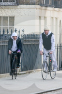 PEOPLE - Guy Ritchie und Rocco mit dem Velo in London unterwegs