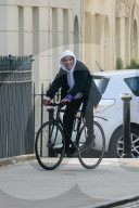 PEOPLE - Guy Ritchie und Rocco mit dem Velo in London unterwegs
