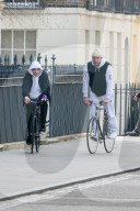 PEOPLE - Guy Ritchie und Rocco mit dem Velo in London unterwegs