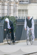 PEOPLE - Guy Ritchie und Rocco mit dem Velo in London unterwegs