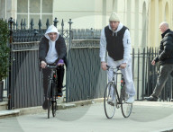 PEOPLE - Guy Ritchie und Rocco mit dem Velo in London unterwegs