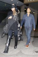 PEOPLE - John Legend und Chrissy Teigen nachts in LA unterwegs