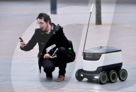 FEATURE - Roboter fährt Pakete aus