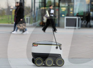 FEATURE - Roboter fährt Pakete aus