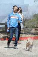 PEOPLE - Die hochschwangere Anne Hathaway macht mit Adam Shulman und Hund einen anstrengenden Spaziergang 