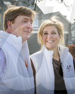 PEOPLE - Royale Bauarbeiten: Willem Alexander und Maxima beim Helfen auf einem Spielplatz