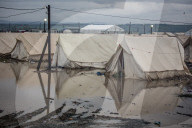 NEWS -Griechenland: Regen flutet das neue Flüchtlingscamp Nea Kavala