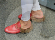 EXKLUSIV - Haarige Sache: Kris Jenner trägt pelizige Slippers