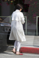 EXKLUSIV - Haarige Sache: Kris Jenner trägt pelizige Slippers