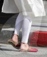 EXKLUSIV - Haarige Sache: Kris Jenner trägt pelizige Slippers