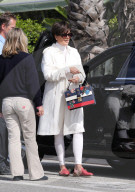 EXKLUSIV - Haarige Sache: Kris Jenner trägt pelizige Slippers