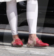 EXKLUSIV - Haarige Sache: Kris Jenner trägt pelizige Slippers
