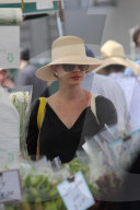 PEOPLE - Hochschwangere Anne Hathaway macht Sonntagseinkäufe