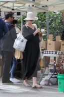 PEOPLE - Hochschwangere Anne Hathaway macht Sonntagseinkäufe
