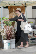PEOPLE - Hochschwangere Anne Hathaway macht Sonntagseinkäufe