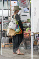 PEOPLE - Hochschwangere Anne Hathaway macht Sonntagseinkäufe