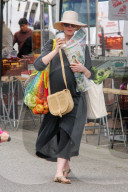 PEOPLE - Hochschwangere Anne Hathaway macht Sonntagseinkäufe
