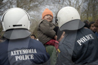 NEWS - Flüchtlinge fliehen vor dem Elend in Idomeni