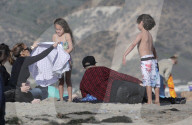 EXKLUSIV - Jennifer Lopez verbringt einen Nachmittag mit Casper Smart und den Kindern am Strand
