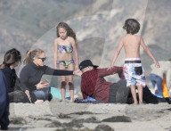EXKLUSIV - Jennifer Lopez verbringt einen Nachmittag mit Casper Smart und den Kindern am Strand