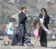 EXKLUSIV - Jennifer Lopez verbringt einen Nachmittag mit Casper Smart und den Kindern am Strand