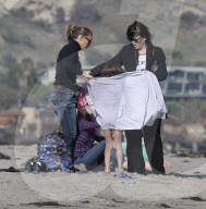 EXKLUSIV - Jennifer Lopez verbringt einen Nachmittag mit Casper Smart und den Kindern am Strand