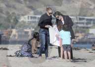 EXKLUSIV - Jennifer Lopez verbringt einen Nachmittag mit Casper Smart und den Kindern am Strand