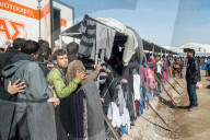 NEWS - FlÃ¼chtlinge in Idomeni warten stehen fÃ¼r Essen und Wasser an