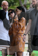 PEOPLE - Rihanna im Seidenmantel relaxt am Pool