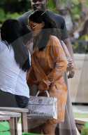 PEOPLE - Rihanna im Seidenmantel relaxt am Pool