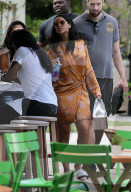 PEOPLE - Rihanna im Seidenmantel relaxt am Pool