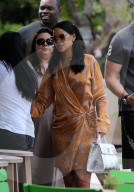 PEOPLE - Rihanna im Seidenmantel relaxt am Pool