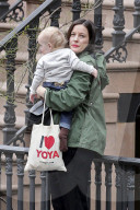 PEOPLE - Schwangere Liv Tyler mit ihren Kindern unterwegs
