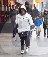 PEOPLE - Ist Nick Jonas in schwarzen Farbtopf gefallen?