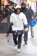 PEOPLE - Ist Nick Jonas in schwarzen Farbtopf gefallen?