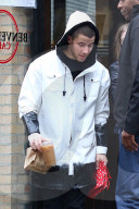 PEOPLE - Ist Nick Jonas in schwarzen Farbtopf gefallen?