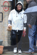 PEOPLE - Ist Nick Jonas in schwarzen Farbtopf gefallen?