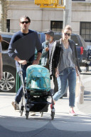 PEOPLE - Olivia Wilde mit Bobby Cannavale und son Rocco unterwegs