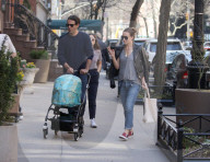 PEOPLE - Olivia Wilde mit Bobby Cannavale und son Rocco unterwegs