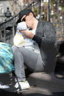 PEOPLE - Bobby Cannavale gibt Sohn Rocco den Schoppen