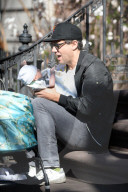 PEOPLE - Bobby Cannavale gibt Sohn Rocco den Schoppen