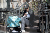 PEOPLE - Bobby Cannavale gibt Sohn Rocco den Schoppen