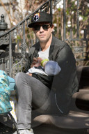 PEOPLE - Bobby Cannavale gibt Sohn Rocco den Schoppen