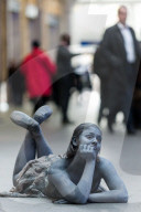 FEATURE - Strassenkunst:  Die "Stein-Lady" performt in London