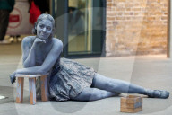 FEATURE - Strassenkunst:  Die "Stein-Lady" performt in London