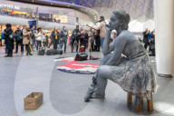 FEATURE - Strassenkunst:  Die "Stein-Lady" performt in London