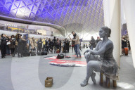 FEATURE - Strassenkunst:  Die "Stein-Lady" performt in London
